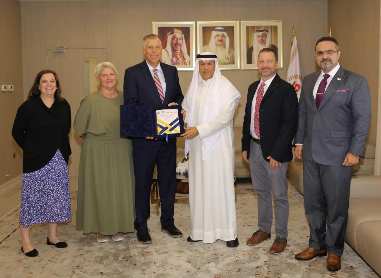 رئيس لجنة مكافحة العنف والإدمان يتسلم أول دراسة علمية مشتركة بين شرطة معاً وجامعة شمال كارولينا<